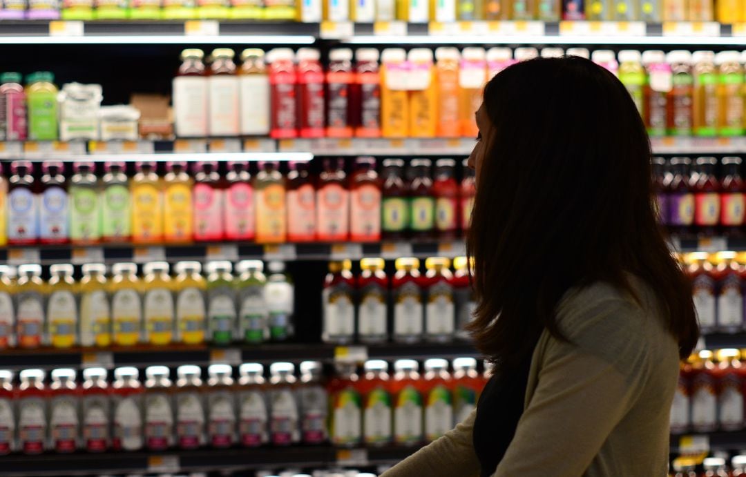 Imagen de archivo de una mujer comprando en un supermercado. 