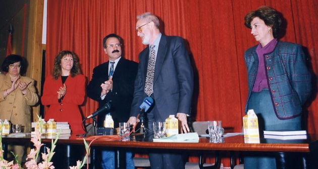 José Luis Sampedro recibiendo el V Premio Glauka de las Amigas de la Lectura de Cuenca en 1996.