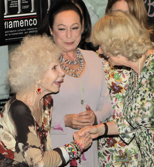 Camila, la duquesa de Cornualles, saluda a la duquesa de Alba durante la visita al Museo de Baile Flamenco en Sevilla