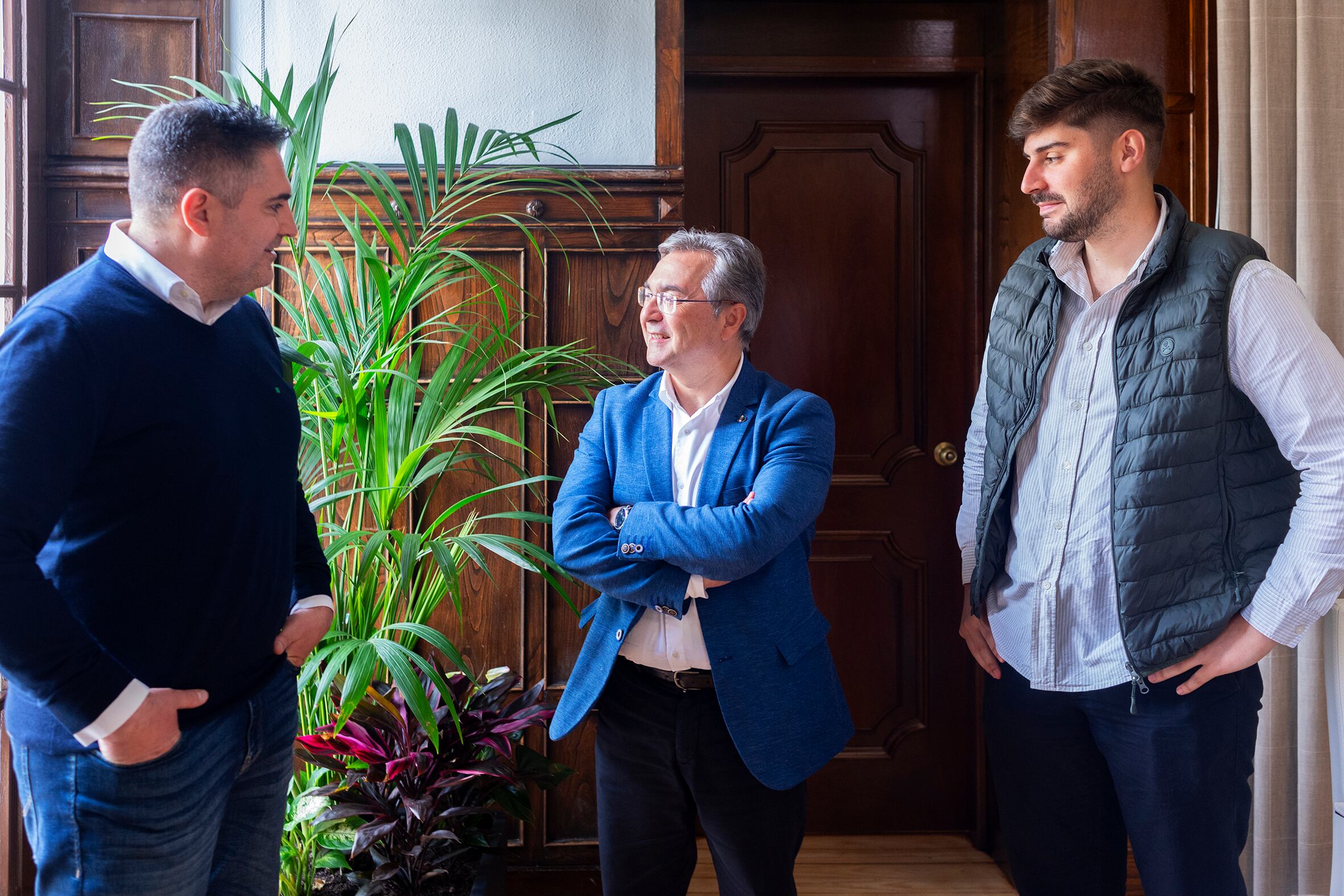 Reunión Luis Menor (Presidente da Deputación Ourense) coa directiva do Ourense Clube de Futbol, representada polo sue Presidente, Camilo Díaz Fernández, e do seu Director Xeral, Javier Quiroga Gómez.