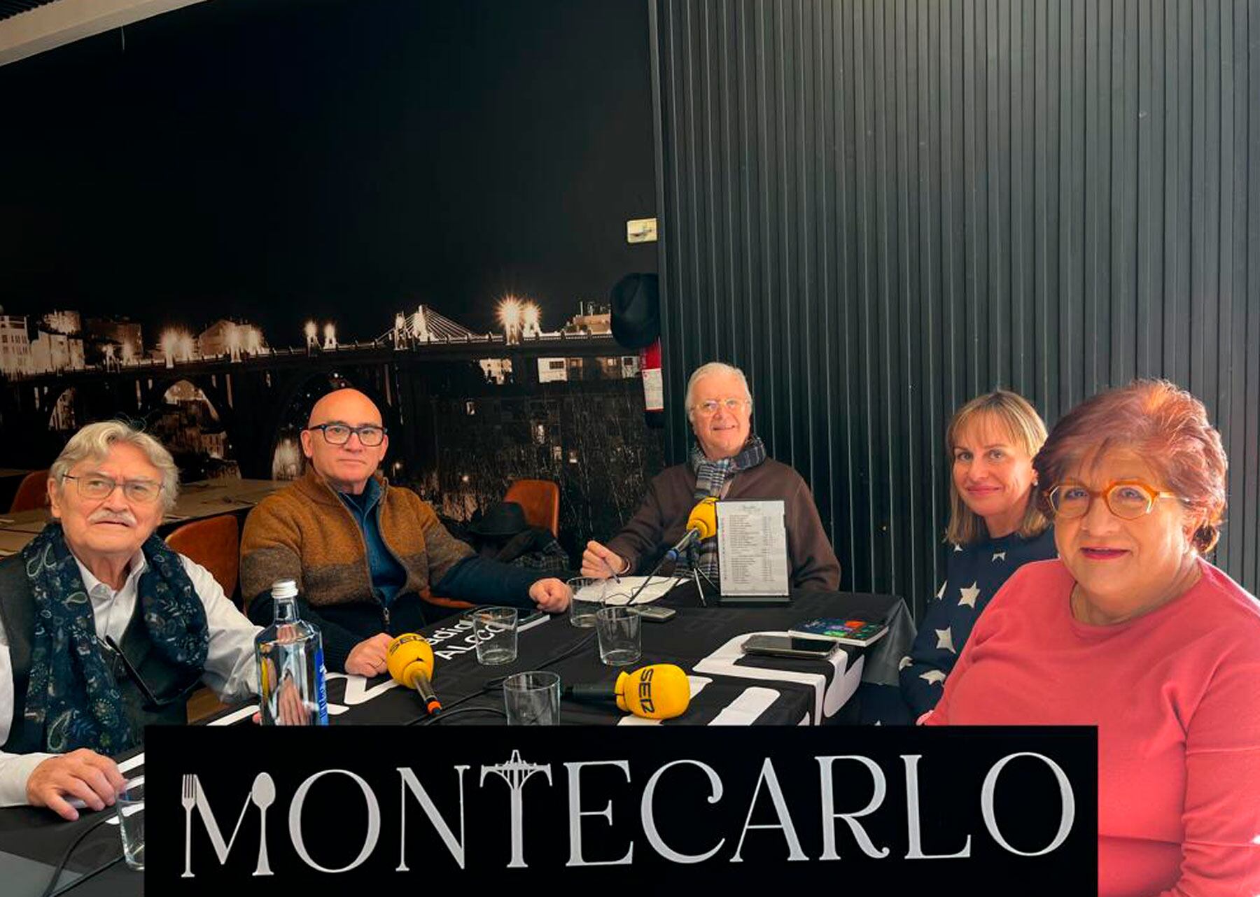Paco Aznar en el Salón Montecarlo junto a representantes de las tres entidades solidarias invitadas