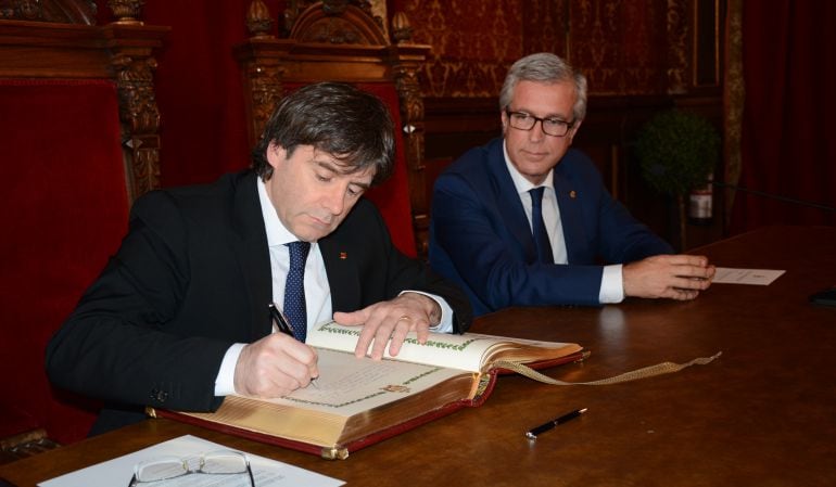 El president Puigdemont signant el llibre de visites del consistori. 