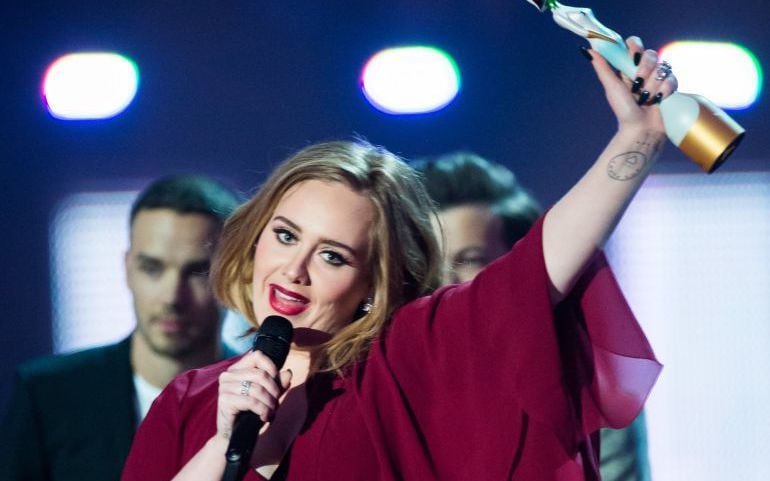 Adele se corona como la reina de la música británica en los Brit Awards