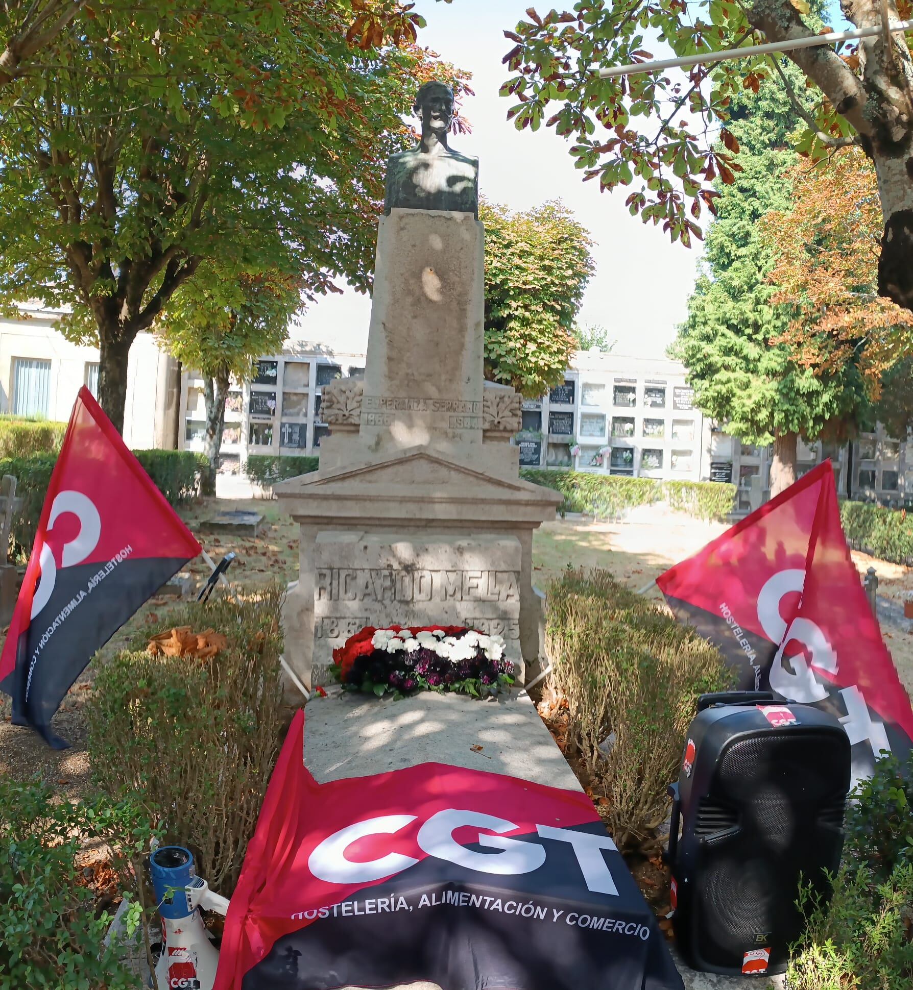 Homenaje a Ricardo Mella en el cementerio vigués de Pereiró