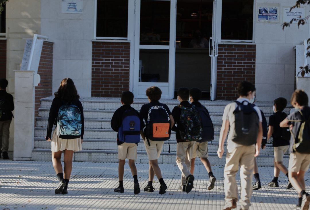 Alumnos del Colegio Privado Alameda de Osuna entran a clase desde el patio en el primer día del curso escolar 2020-2021