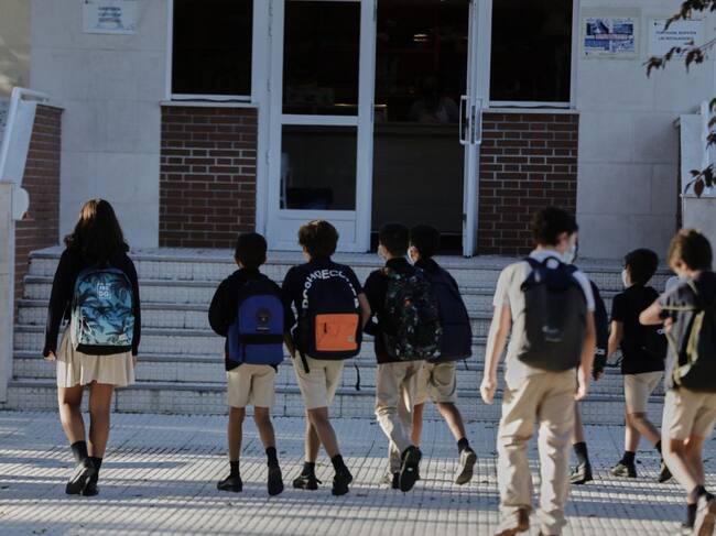 Alumnos del Colegio Privado Alameda de Osuna entran a clase desde el patio en el primer día del curso escolar 2020-2021