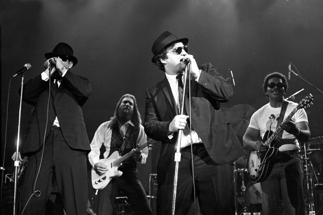 Dan Aykroyd y John Belushi durante una actuación de los Blues Brothers en 1978