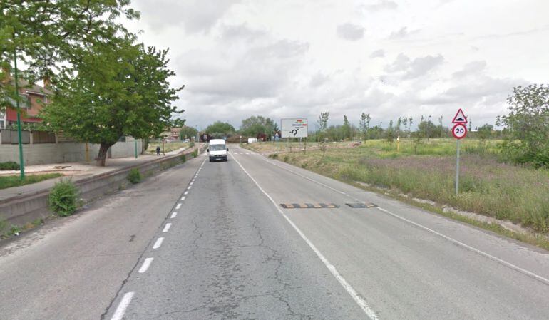 La carretara tiene catalogación de travesía y estaba llena de malas hierbas