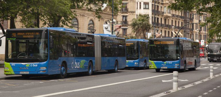 Varios autobuses de DBus, en el Boulevard de San Sebastián. 