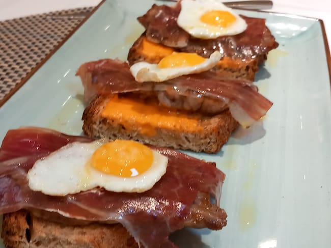 Tosta de presa con huevo de codorniz