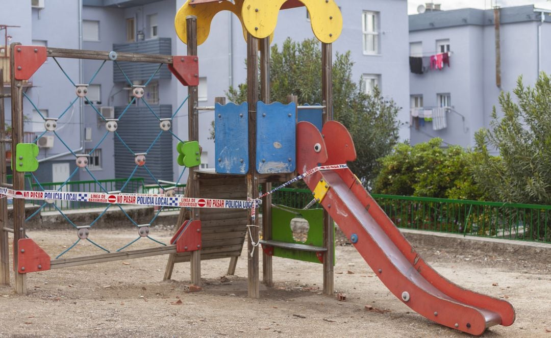 Imagen de archivo de un parque infantil cerrado por orden policial.