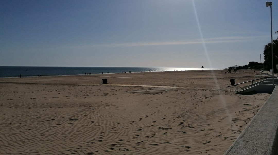 En las playas de Rota no se abrirán los servicios públicos hasta el 1 de junio pero si se permite el baño y permanecer en la arena