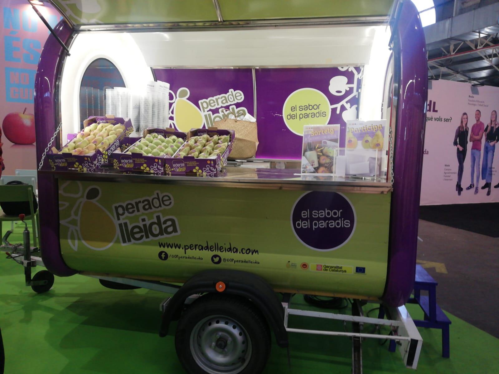 Un dels pocs llocs de Fira de Sant Miquel on es pot veure fruita. L'estand d'Afrucat, amb la Pera de Lleida DOP. Foto: Ràdio Lleida.