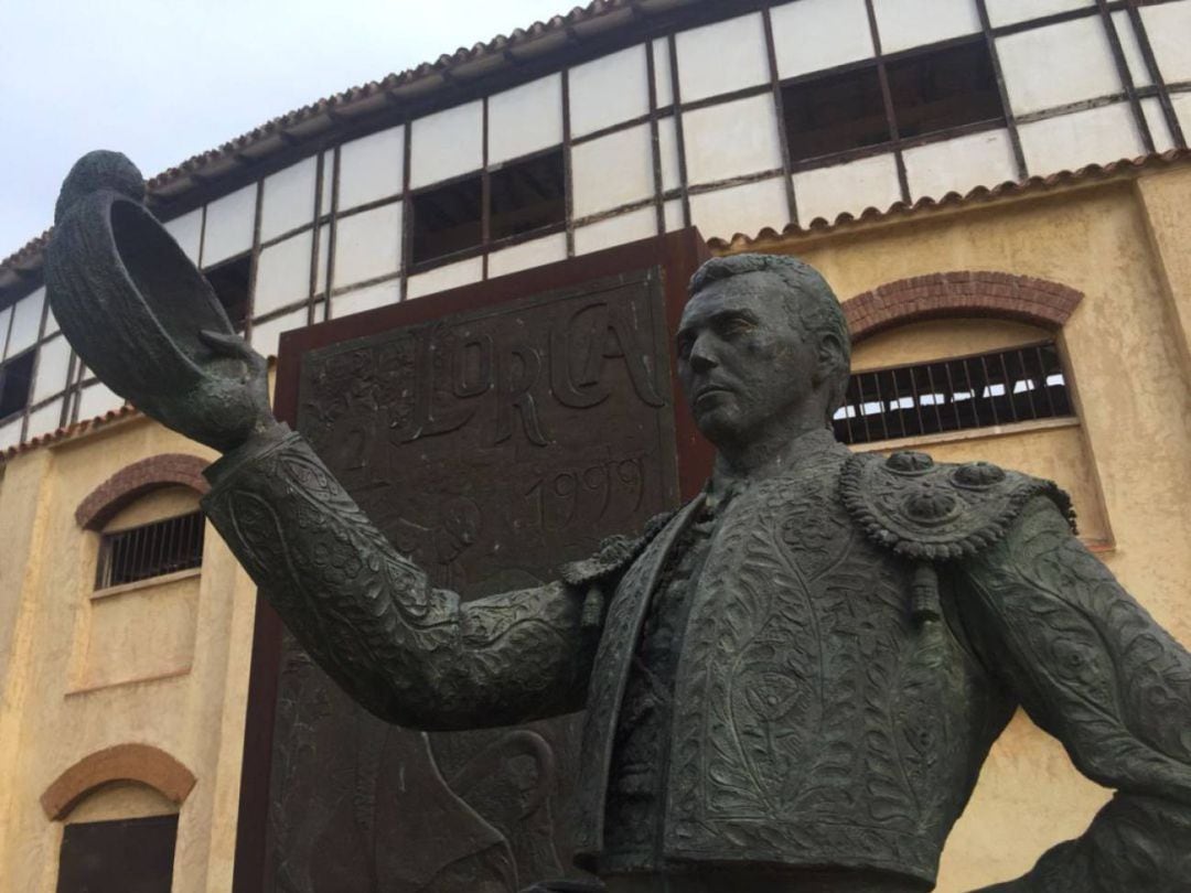 Estatua del diestro lorquino Pepín Jiménez frente a la plaza de toros de Sutullena