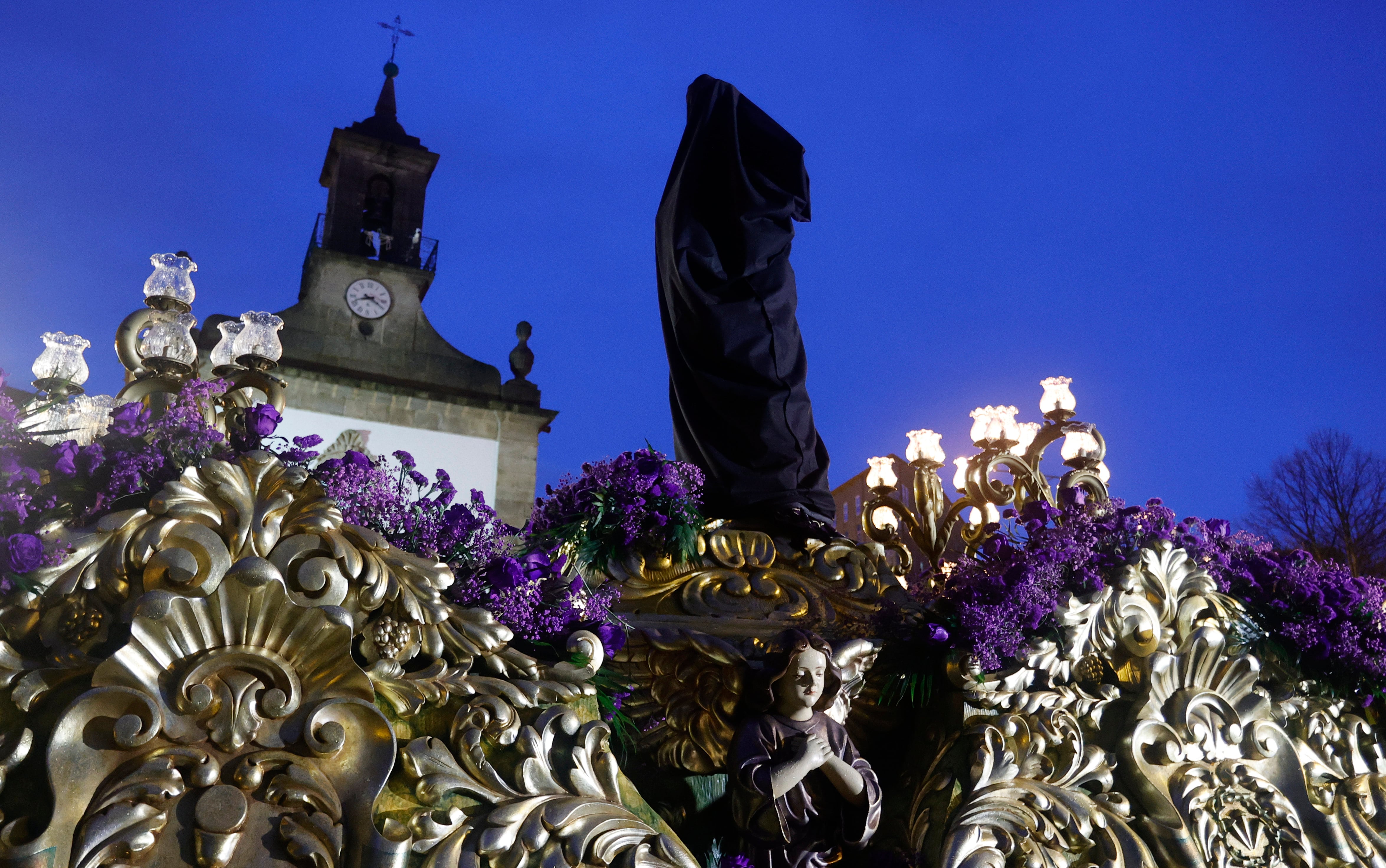 FERROL, 28/03/2024.- El Jueves Santo, primer día grande de la Semana Santa de Ferrol, con imágenes tapadas y bajo la lluvia en el santuario de las Angustias, donde anularon su procesión por las inclemencias del tiempo (foto: Kiko Delgado / EFE)