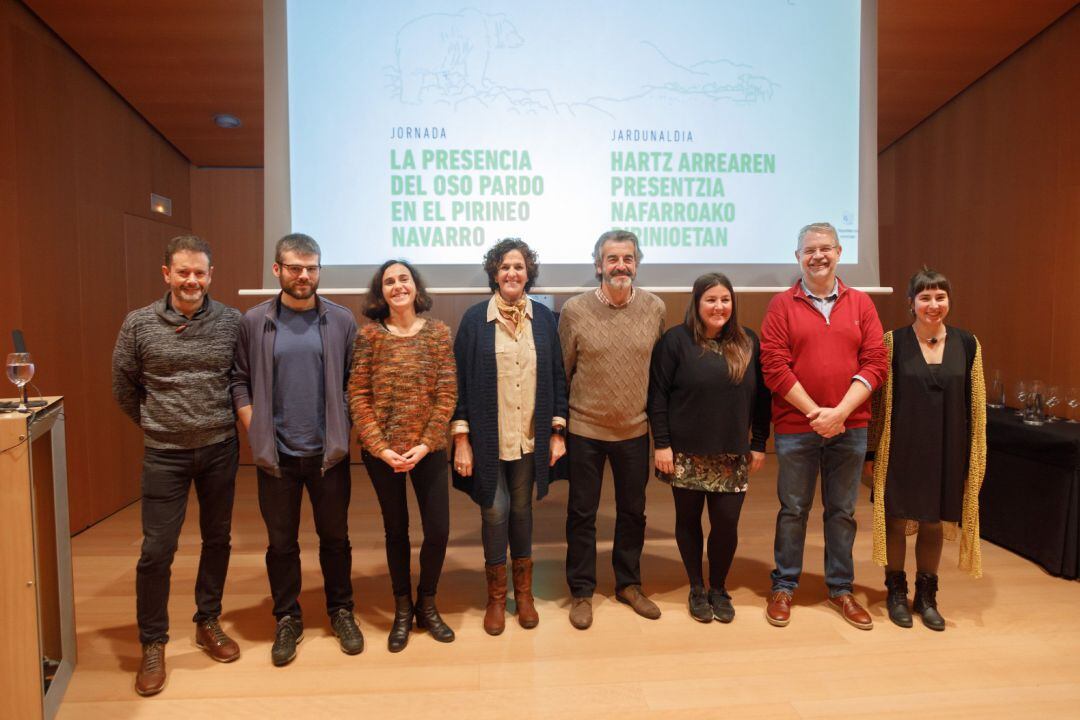 Itziar Gómez con los expertos que intervienen en la jornada &#039;La presencia del oso pardo en el Pirineo navarro&#039;