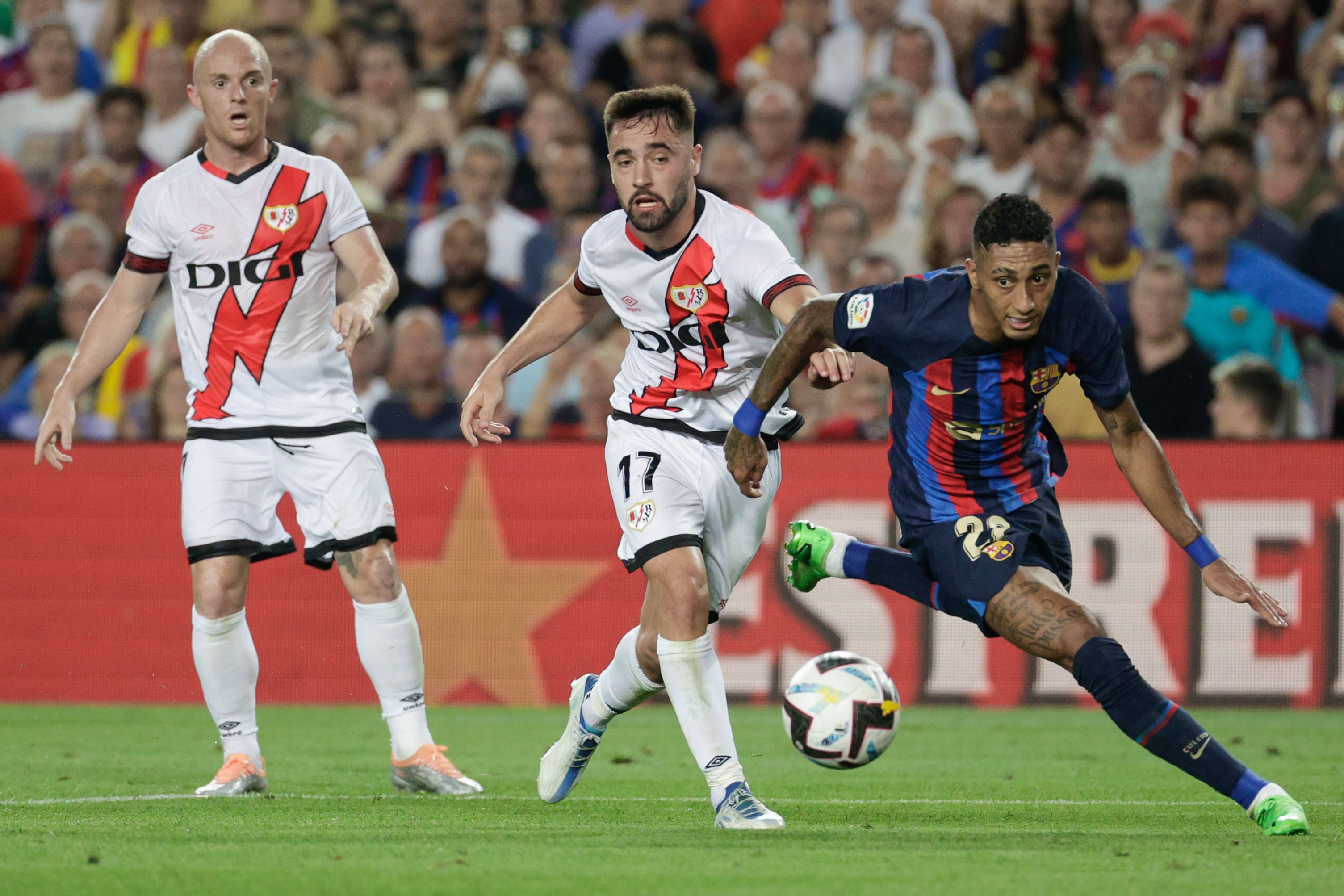 Raphinha, Unai López e Isi Palazón en el partido de la primera vuelta entre FC Barcelona y Rayo Vallecano.