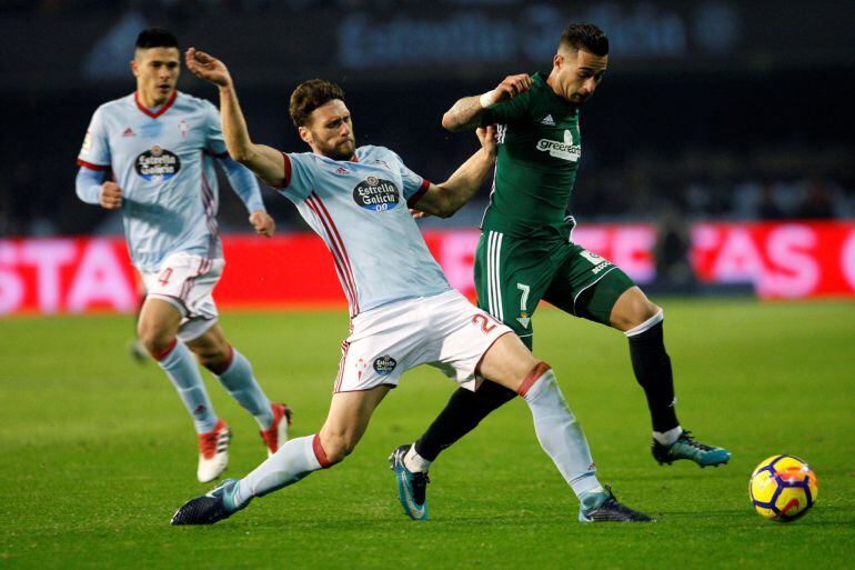 Sergi Gómez pelea un balón en Balaídos en el partido ante el Betis