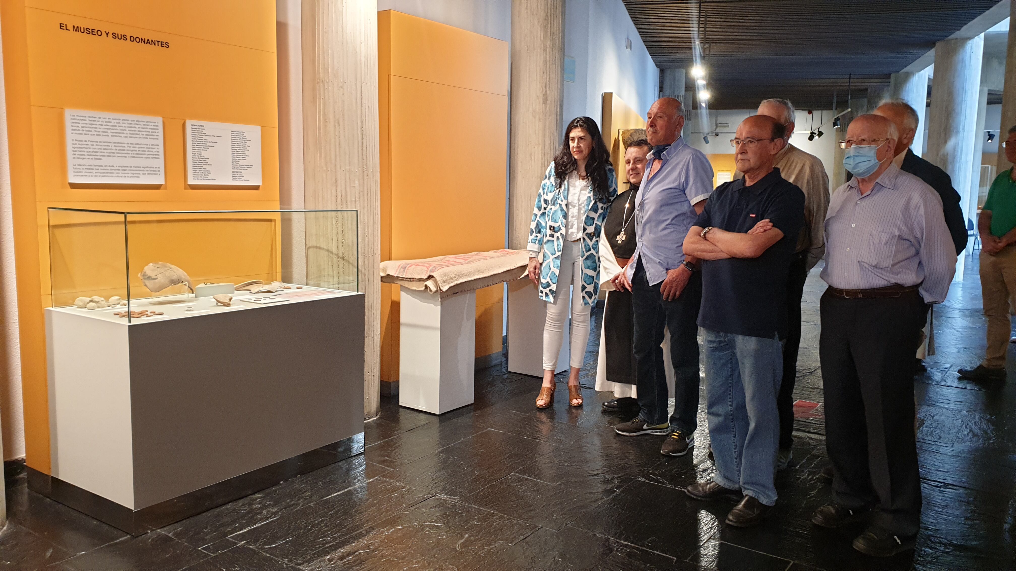 Algunos de los donantes de piezas al Museo de Palencia, posan junto a la vitrina que reconoce su generosidad