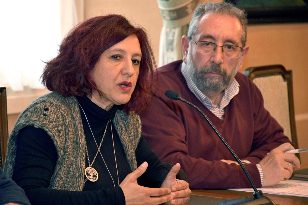 La jefa de internacional de la Agencia EFE, Esther Rebollo, junto al Presidente de la Asociación de la prensa de Segovia Miguel Ángel López durante la rueda de prensa de la primera reunión del jurado del XXXV Premio de Periodismo &#039;Cirilo Rodríguez. 