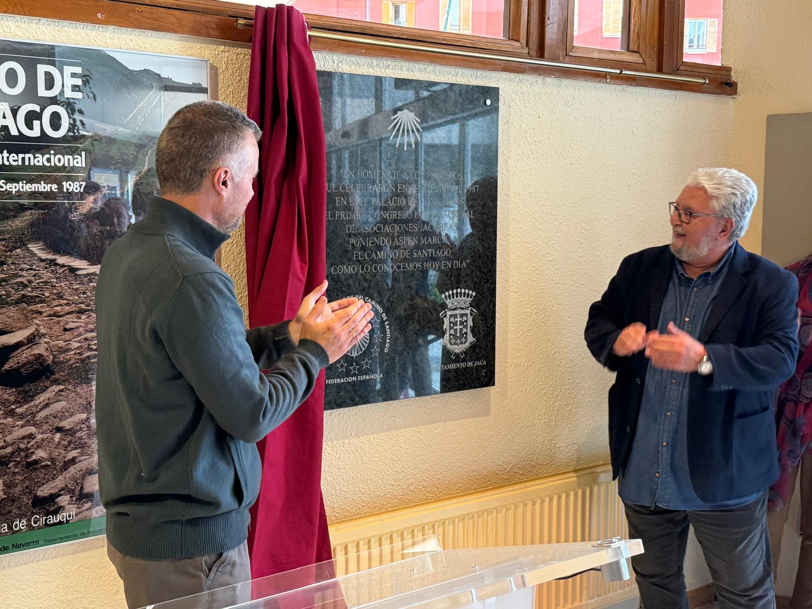 El alcalde de Jaca junto al presidente de la Federación Española de Asociaciones de Amigos del Camino de Santiago con la placa conmemorativa