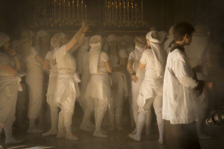 Costaleras de la Lanzada en los instantes previos a procesionar