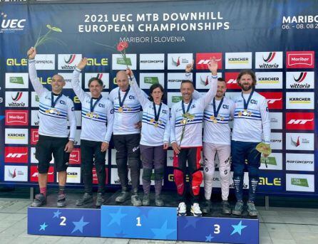 Juanfra López posa con otros participantes del europeo MTB 2021.