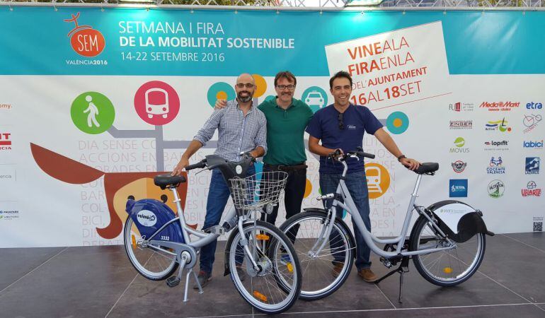 Los responsables de Valenbisi y Mibisi junto al concejal de movilidad Giuseppe Grezzi