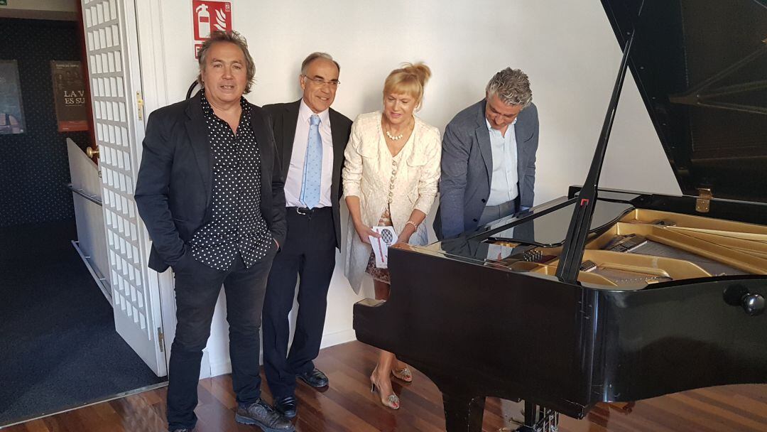 La presidenta de la Plataforma, Nélida Cano, junto al diputado José María Bravo, el vicepresidente de la plataforma, Rufo Sanz, y el director del Teatro Juan Bravo, Marco Costa.