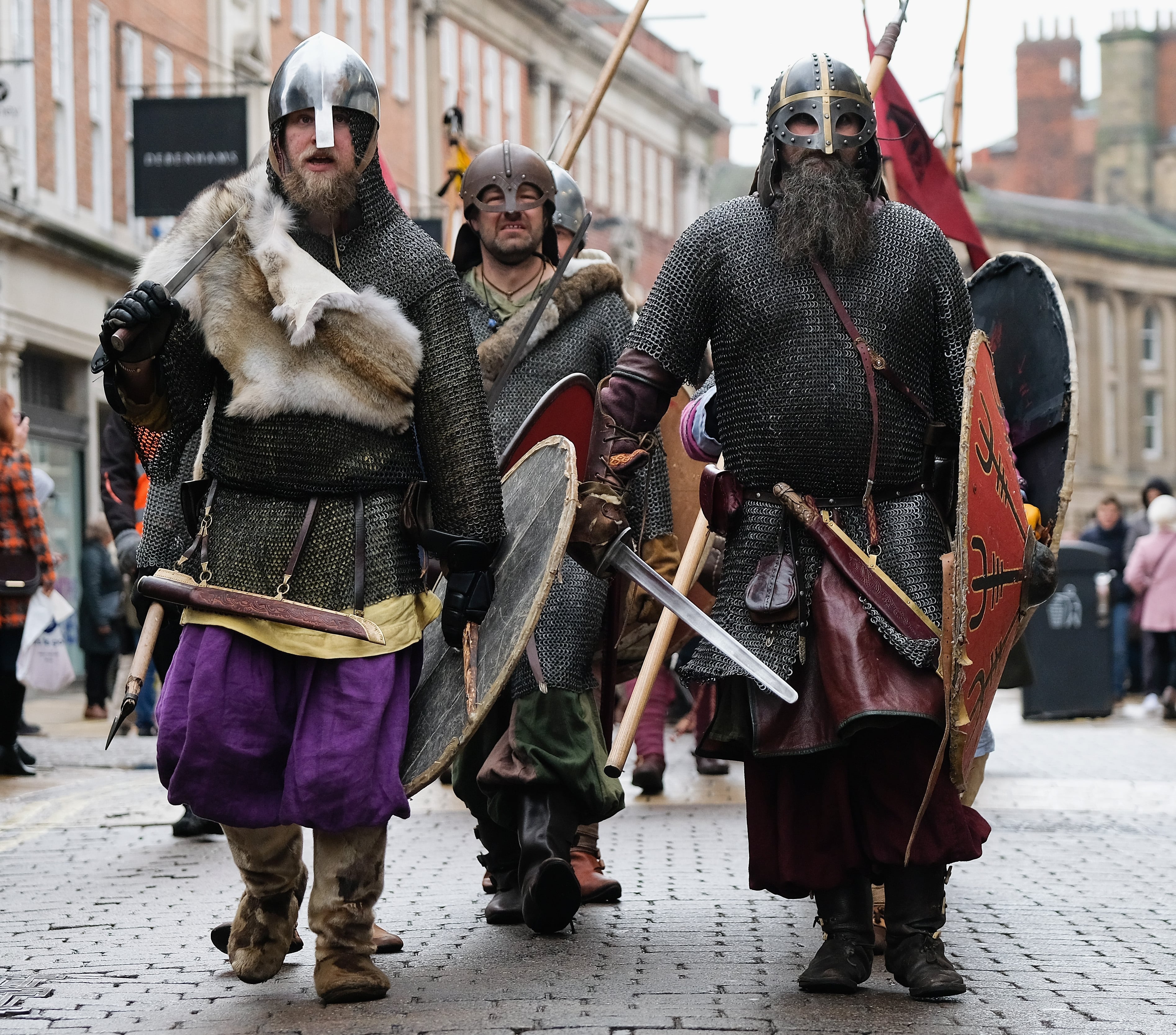 Recreadores de la época vikinga y anglosajona caminando por las calles de York (Reino Unido) durante el Jorvik Viking Festival de 2018.