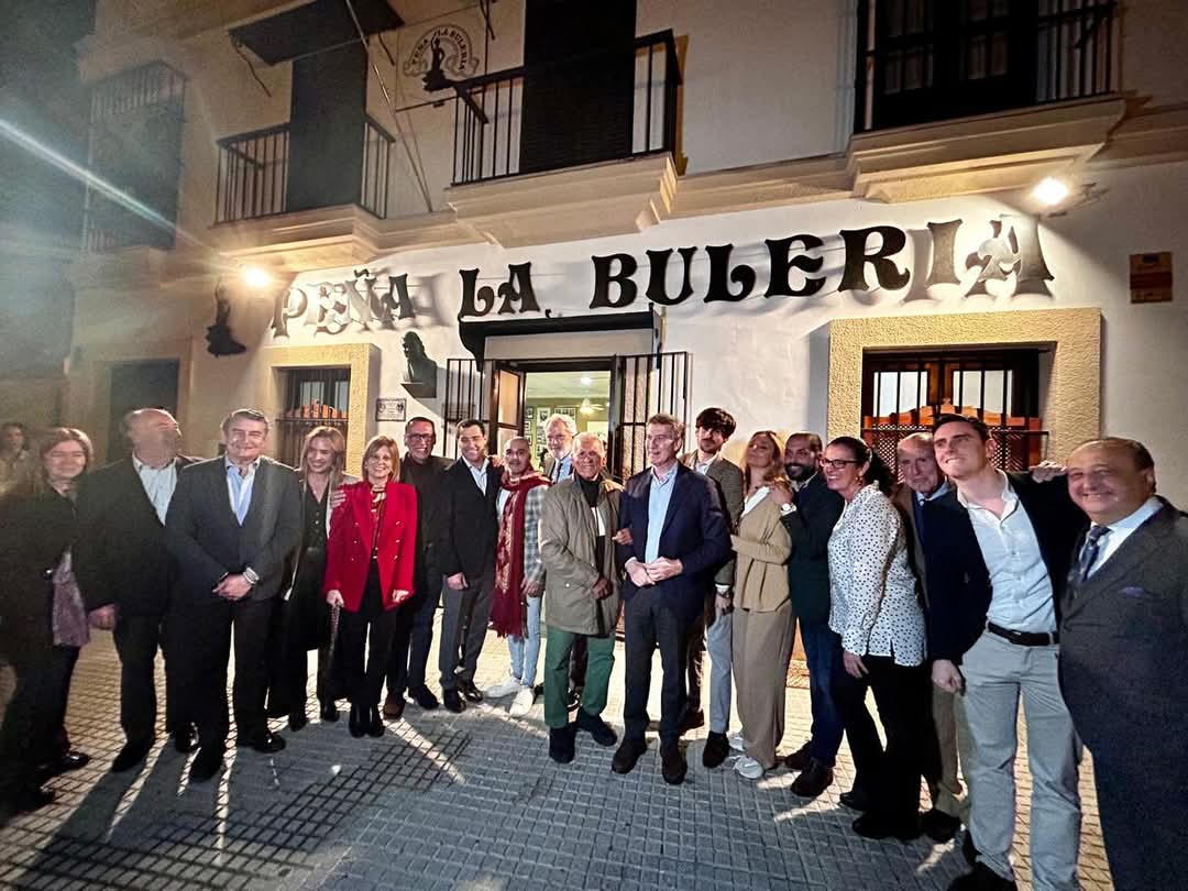 Feijoo y Moreno Bonilla frente a la peña La Bulería, en Jerez, este viernes