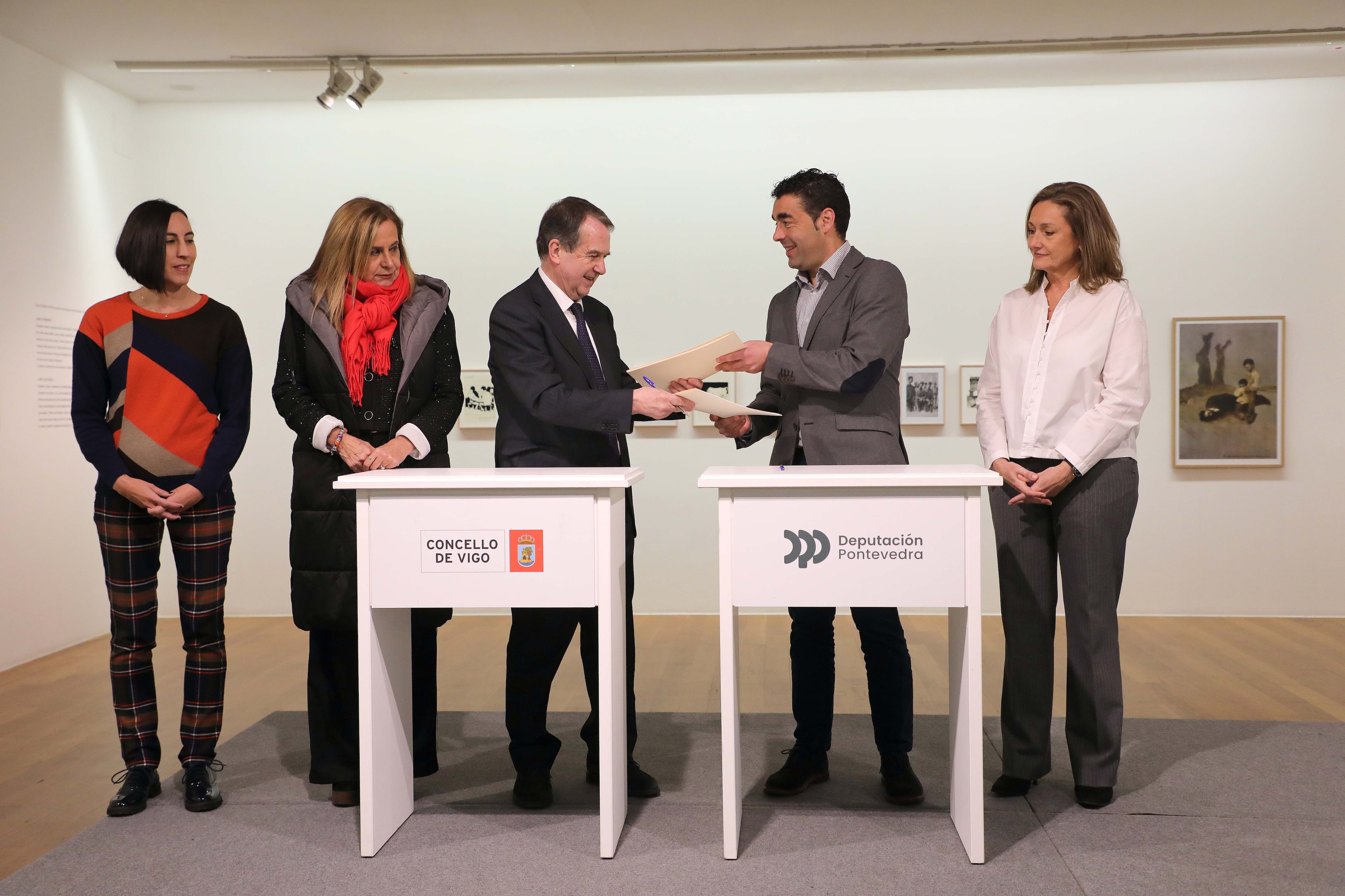 Firma del acuerdo entre Abel Caballero y Luis López en el Museo Marco de Vigo