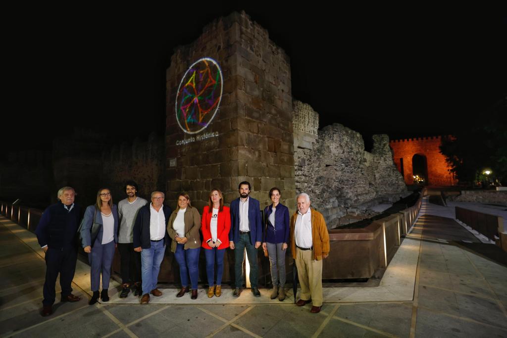 La alcaldesa en las Murallas inaugurando la iluminación del Conjunto Histórico