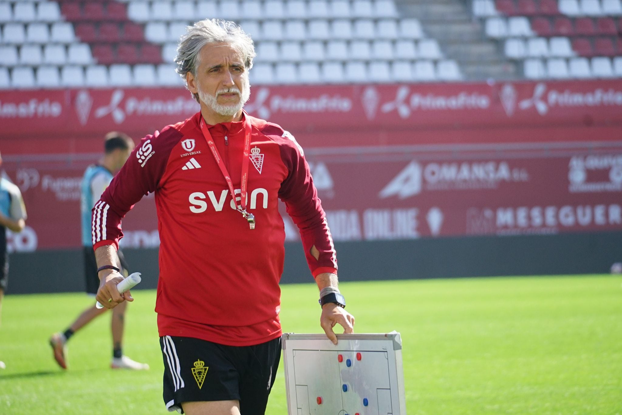 Pablo Alfaro dirige un entrenamiento del Real Murcia. Febrero 2024. Fuente: Real Murcia