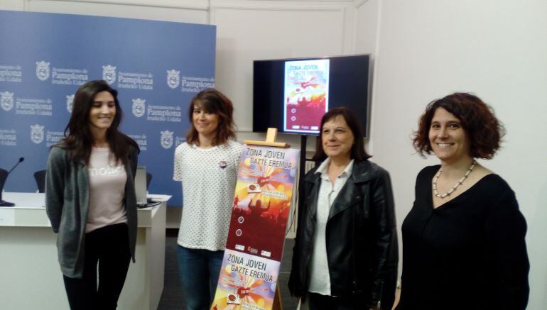 La concejala delegada de Cultura y Educación del Ayuntamiento de Pamplona, Maider Beloki, la concejala delegada de Desarrollo Comunitario, Esther Cremaes, la directora de Cultura y Educación, Maitena Muruzábal, y la técnica municipal de Juventud, Garbiñe 