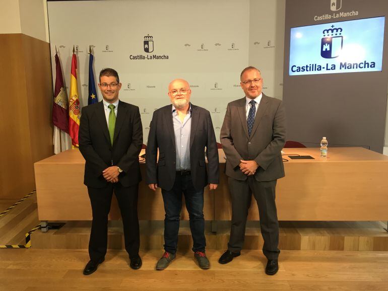 El director provincial de Fomento, César López, acompañado del delegado de la Junta, Pedro Antonio Ruíz Santos y el director general de Vivienda, José Antonio Carrillo