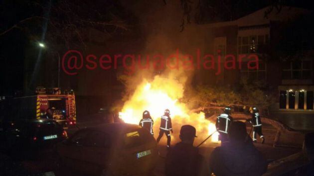 Contenedores ardiendo junto al parque de La Concordia