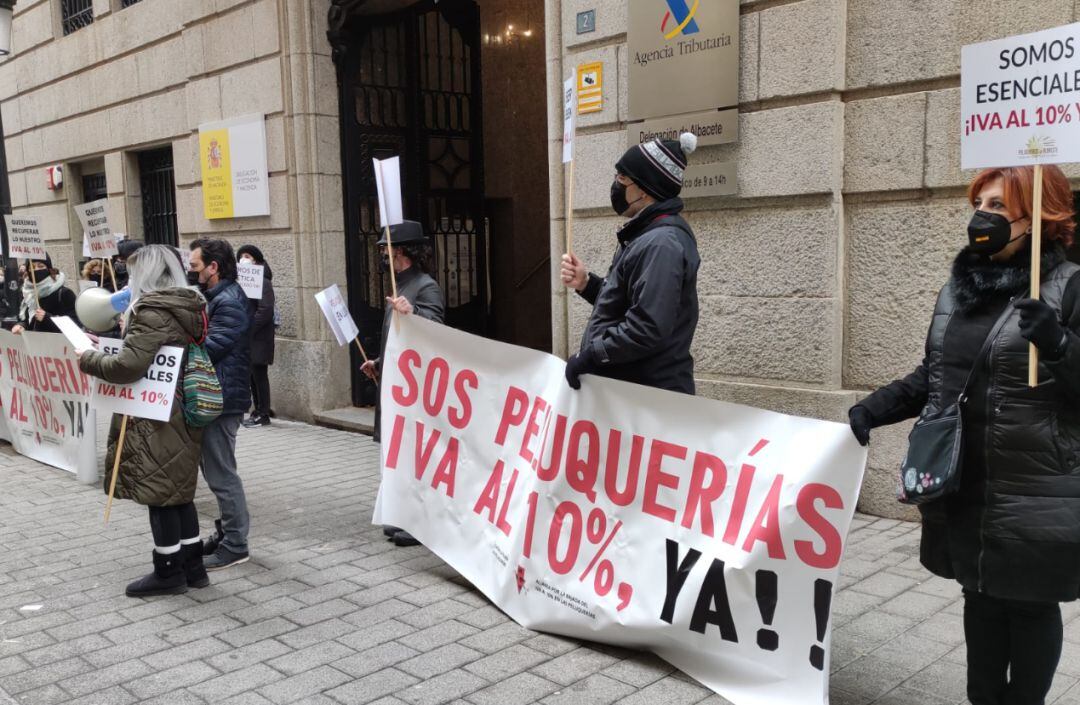 Protesta junto a la sede de Hacienda en Albacete