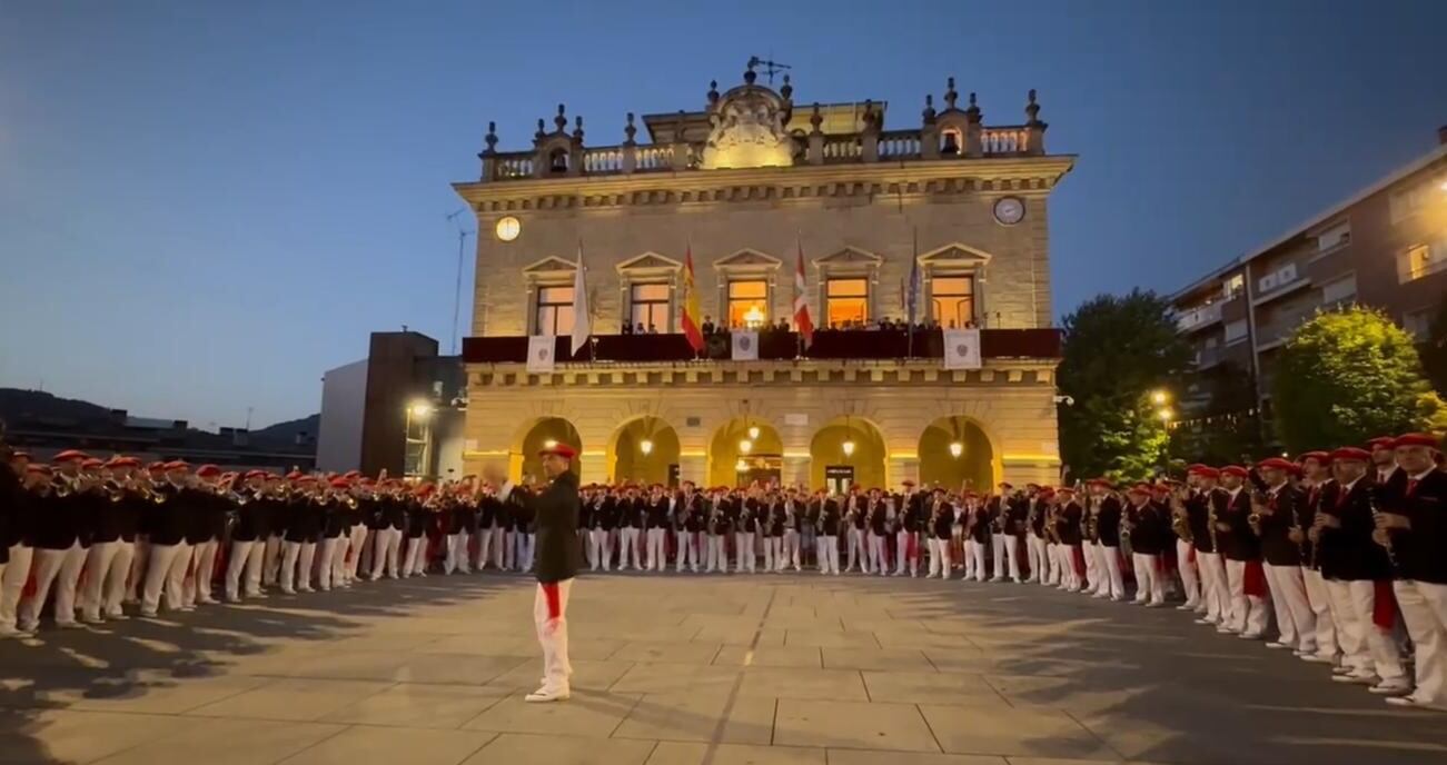 Diana del Alarde Tradicional en la Plaza de San Juan.