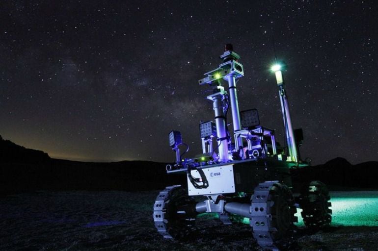 Un robot explorador de la ESA trabaja por primera vez durante la noche en una zona muy parecida a la Luna situada en el Parque nacional del Teide, en la isla de Tenerife.