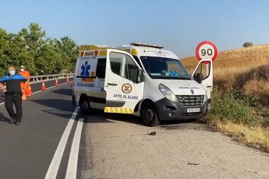 Los servicios de emergencias en la carretera de El Álamo donde han encontrado los cuerpo de dos personas atropelladas este lunes