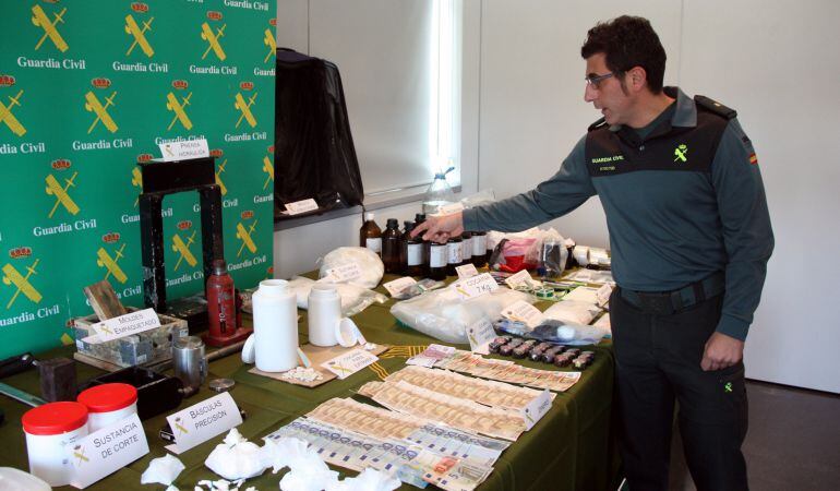 El comandant Francisco Martínez, cap de policia judicial d'informació de la Guàrdia Civil de Tarragona, assenyalant un dels objectes intervinguts.