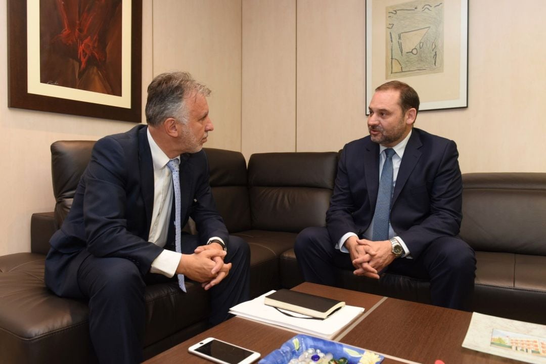 Ángel Víctor Torres, presidente del Gobierno canario (i) y José Luis Ábalos, ministro de Fomento en funciones (d) en una fotografía de archivo