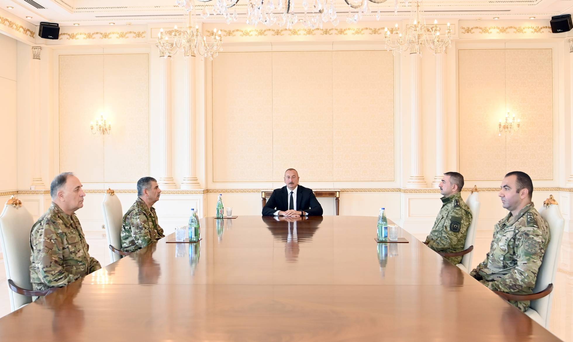 Reunión del presidente de Azerbaiyán con los militares tras los ataques con Armenia en la frontera.