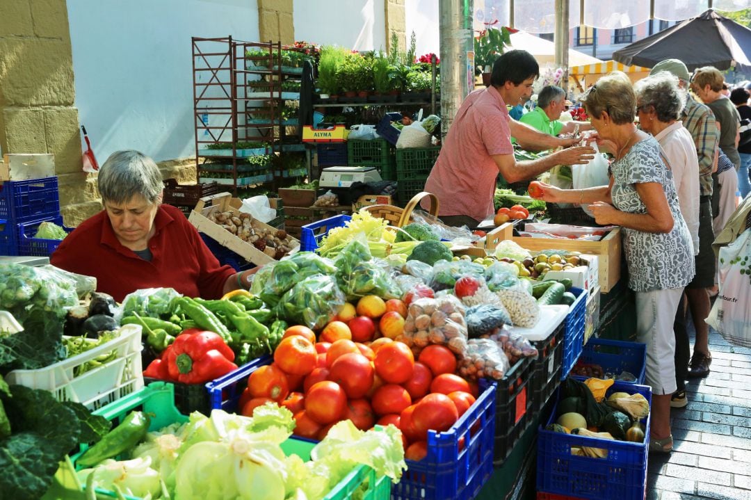 Puesto de verduras del mercado de la Bretxa.