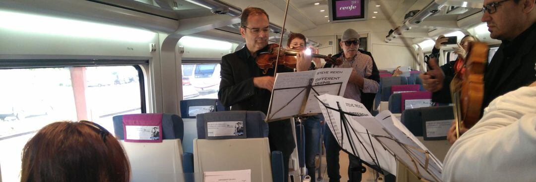 La OSG tocando en el tren en el Día de la Música