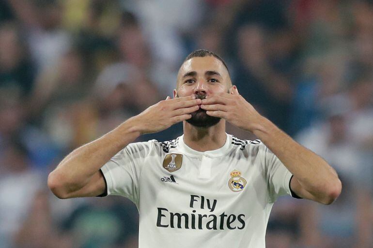 Benzema saluda al público tras un gol