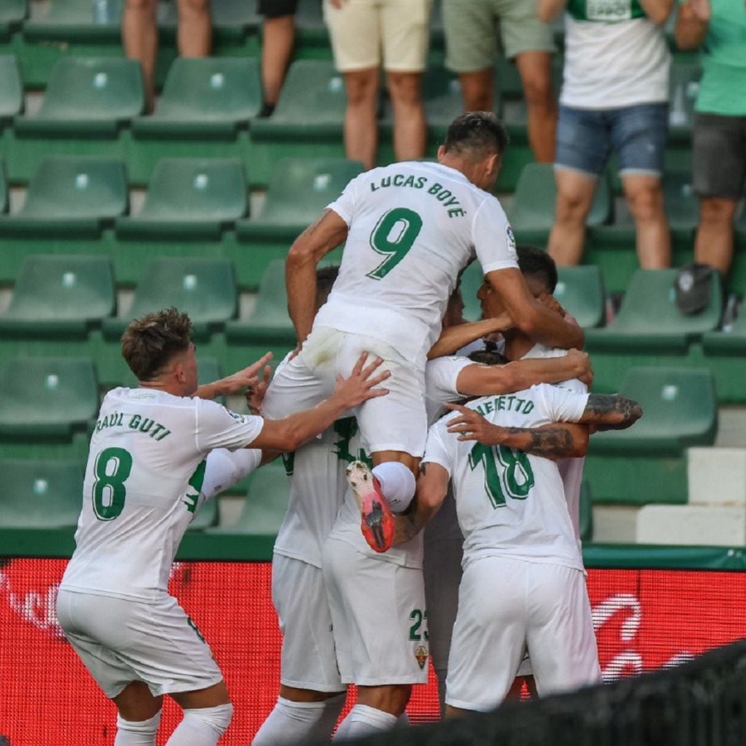 Los jugadores del Elche celebran el gol de Enzo Roco