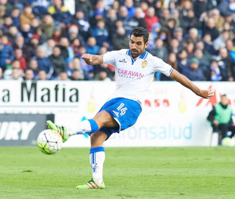 Juan Culio disparando a la portería del Lugo en el último partido jugado en la Romareda