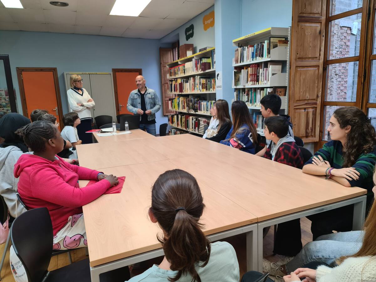 El club de lectura juvenil de Binéfar arranca con dieciséis participantes